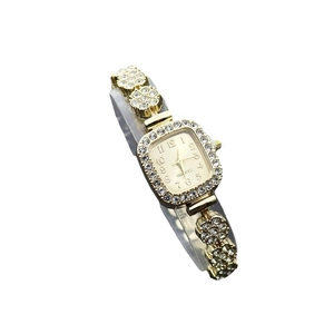 Montre carrée luxueuse en or pour femme avec strass et bracelet à maillons élégant