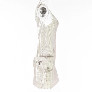 Vue latérale détaillée de la mini-robe argentée en résille avec strass sur mannequin