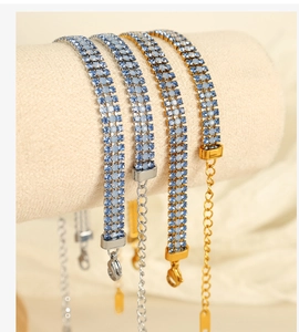 Vue macro de bracelets en titane plaqué or 18K avec doubles rangées de cristaux bleus