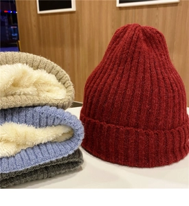 Dettaglio della fodera in pile bianco sulle berrette di maglia per il freddo