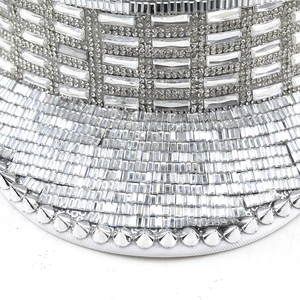 Chapeau de capitaine argenté pour mariée avec paillettes, cristaux et clous en métal