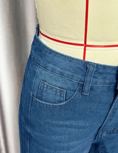 Détail de la taille et de la poche latérale d'un jean large bleu pour femme sur mannequin