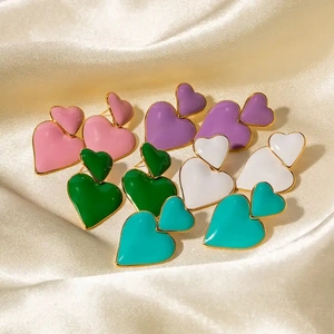 Orecchini a cuore in smalto placcato oro 18k in rosa, viola, verde, bianco e blu
