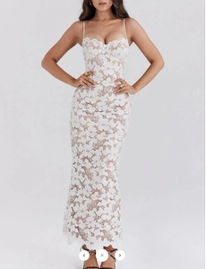 Détail en gros plan de la dentelle florale blanche et du bustier sur une robe longue moulante