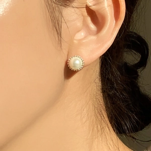Elegant 925 sterling silver pearl stud earrings with textured metal edge for women