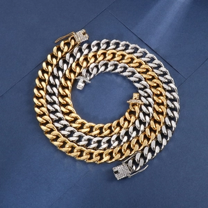Colliers gourmettes or et argent avec fermoirs sertis de diamants sur fond sombre
