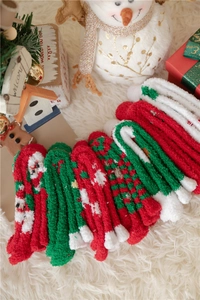 Chaussettes de Noël en polaire corail rouge, vert et blanc avec motifs bonhommes de neige