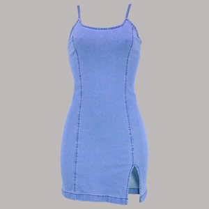 Détail d'une mini robe en jean bleu clair avec ourlet fendu et coutures précises