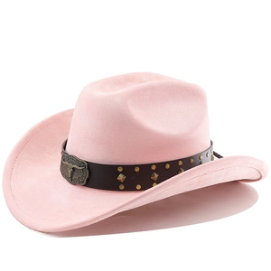 Detailansicht eines rosa Wildleder-Cowboyhutes mit Bullenschädel-Metallschnalle und Nieten