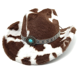 Détail du chapeau de cowboy imprimé vache avec ruban tressé ethnique et turquoise