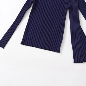 Flachbild eines dunkelblauen Polo-Strickshirts mit strukturierter Rippen-Optik
