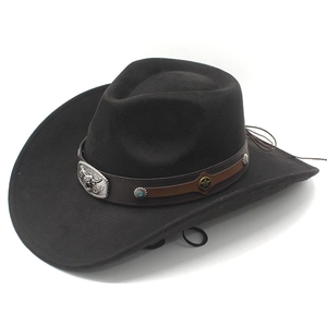 Dettaglio cappello da cowboy con fibbia a testa di toro e fascia borchiata