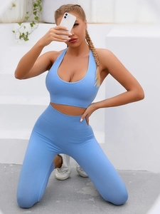 Dettaglio set yoga senza cuciture a coste blu cielo con top e leggings a vita alta