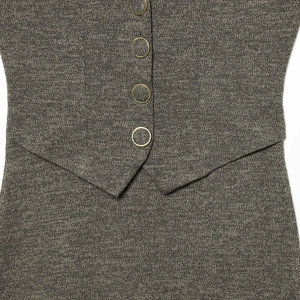 Französisches ärmelloses Strickkleid in Taupe-Tweed mit vier eleganten Metallknöpfen