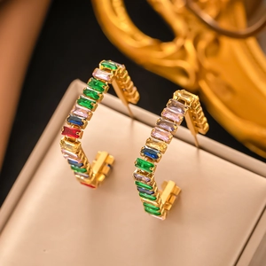 Boucles d'oreilles créoles dorées en C avec zircons rectangulaires colorés