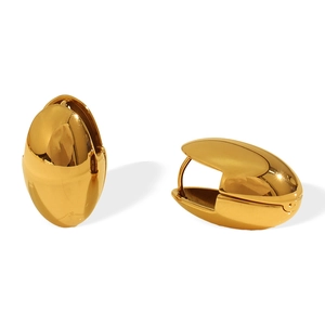 Elegante goldene ellipsoide Creolen mit minimalistisch polierter Metalloberfläche