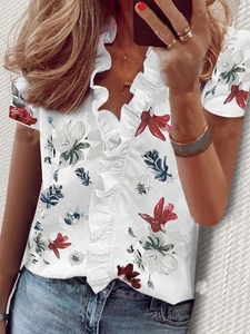 Camicia estiva da donna bianca con stampa floreale, maniche corte e dettagli a volant