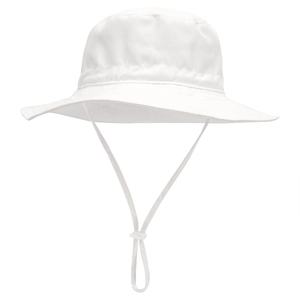 Dettaglio del cappello da sole bianco con cinturino sottogola regolabile e fermaglio