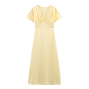Élégante robe midi en satin jaune à col en V et manches courtes sur fond blanc pur