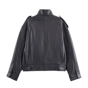 Giacca bomber classica in ecopelle nera con collo alto e vista posteriore testurizzata