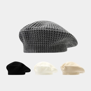 Béret en tricot chic pour femmes en gris anthracite avec texture gaufre et tons neutres