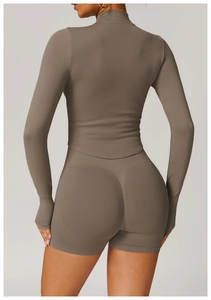 Détail du dos de la veste de yoga marron foncé en tricot côtelé à haute élasticité et coupe