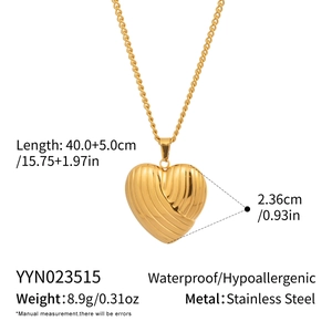 Détail du collier pendentif coeur avec dimensions 2,36cm et chaîne réglable de 45cm