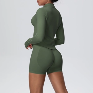 Vue arrière d'un ensemble sport vert olive en maille avec haut à manches longues et short