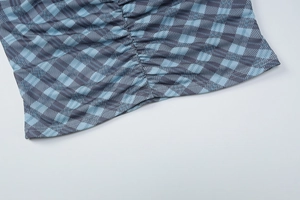 Vue détaillée du tissu à carreaux bleu et gris avec des textures froncées élégantes