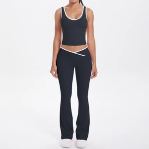 Détail du pantalon de yoga évasé à taille haute avec coupe en V et bordure blanche