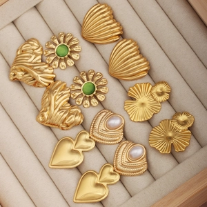 Parure de boucles d'oreilles vintage dorées avec perles et gemmes vertes en boîte à bijoux
