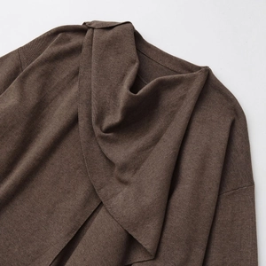 Dunkelbraune Strickjacke mit elegantem Schalkragen und feiner Strickstruktur