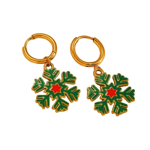 Dettaglio di orecchini a cerchio a fiocco di neve in oro con smalto verde e rosso Natale