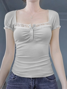 Top a maniche corte in maglia a coste grigio chiaro con scollo quadrato e pizzo fine