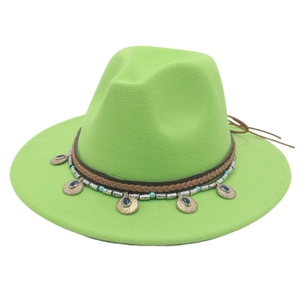 Dettaglio di cappello fedora verde brillante con fascia etnica e ciondoli turchesi