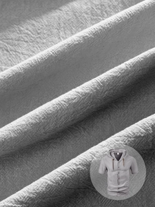 Dettaglio macro della trama di lino grigio traspirante sulla camicia con cappuccio da uomo