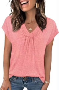 Detail des korallenrosa V-Ausschnitt T-Shirts mit elegantem Faltenwurf und weichem Stoff
