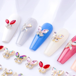 Bijoux d'ongles papillon 3D avec strass de zircon et base dorée pour manucure
