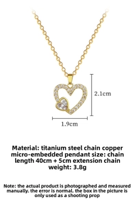 Gros plan du pendentif cœur en acier titane serti de zircons avec détails des mesures