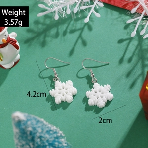 Detailed view of white snowflake resin earrings with weight and size specifications