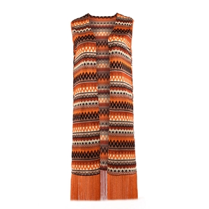 Détails de la maille géométrique bohème et des franges du gilet long sans manches