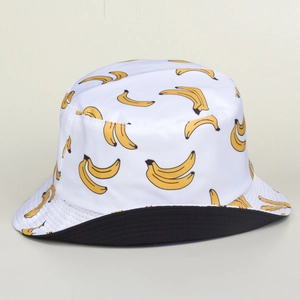 Détail d'un chapeau bob réversible avec motif banane jaune et doublure noire unie