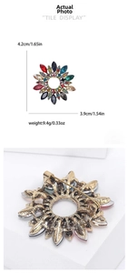 Vue détaillée de la broche fleur en cristal avec dimensions 4,2cm et structure arrière