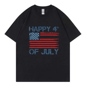 T-shirt noir avec imprimé vintage drapeau Happy 4th of July sur fond blanc plat
