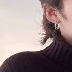 Minimalist S925 sterling silver hoop earrings shown on model for a modern aesthetic look