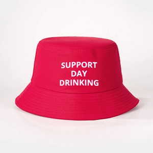 Bob rouge en coton avec texte blanc Support Day Drinking sur fond blanc épuré