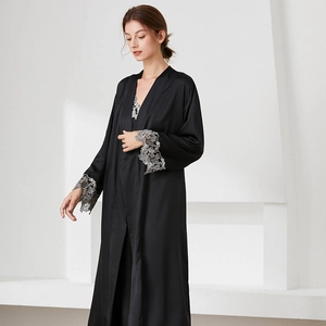 Peignoir élégant en satin noir avec dentelle grise et finition brillante luxueuse