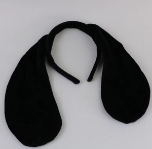 Détail d'un serre-tête oreilles de chien noires en peluche douce pour déguisement