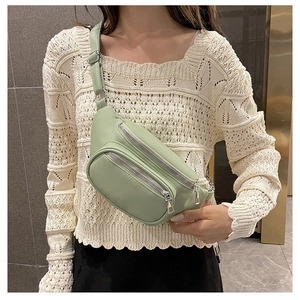 Vue détaillée d'un sac bandoulière en cuir PU vert menthe porté avec fermetures éclair