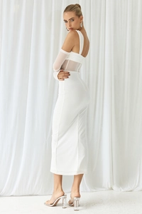 Détail de la robe corset blanche en tulle avec des manches longues assorties
